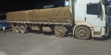 Em Ibotirama (BA), PRF apreende carga de madeira com volume acima do declarado