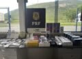 Canetas de emagrecimento ilegais e iPhones são apreendidos pela PRF em ônibus na BR-116 em Jequié (BA)