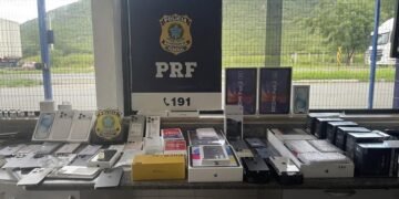 Canetas de emagrecimento ilegais e iPhones são apreendidos pela PRF em ônibus na BR-116 em Jequié (BA)