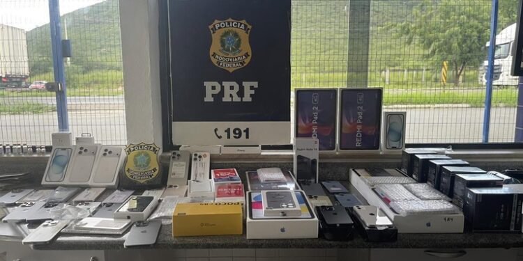 Canetas de emagrecimento ilegais e iPhones são apreendidos pela PRF em ônibus na BR-116 em Jequié (BA)