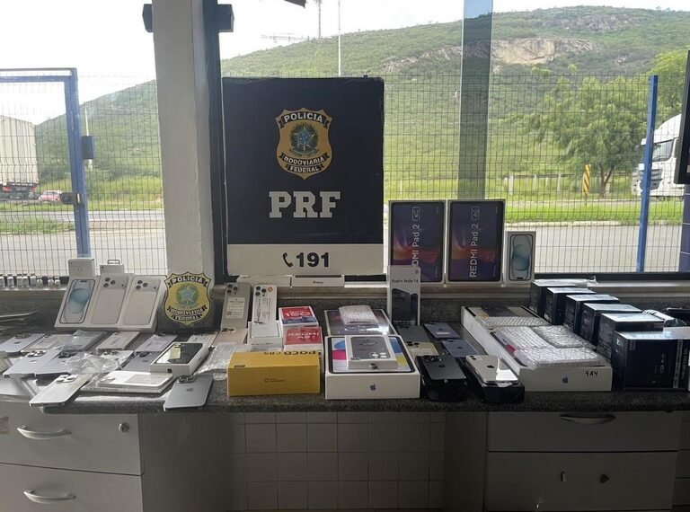 Canetas de emagrecimento ilegais e iPhones são apreendidos pela PRF em ônibus na BR-116 em Jequié (BA)