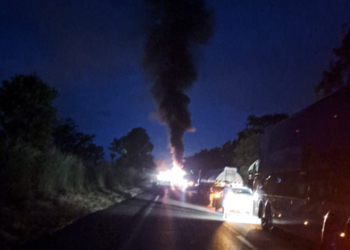 Barreiras: Grave acidente entre carretas na BR 242, próximo ao KM 30, causa incêndio e interdição da rodovia