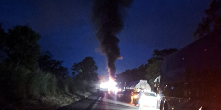 Barreiras: Grave acidente entre carretas na BR 242, próximo ao KM 30, causa incêndio e interdição da rodovia