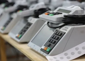 Presidente do TSE cria comissão para combater IA ilegal nas eleições