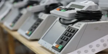 Presidente do TSE cria comissão para combater IA ilegal nas eleições