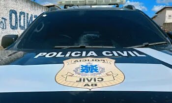 HOMEM ARMADO COM REVÓLVER E FACA É PRESO APÓS AMEAÇAR PEDESTRES