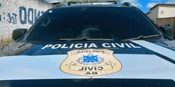 HOMEM ARMADO COM REVÓLVER E FACA É PRESO APÓS AMEAÇAR PEDESTRES