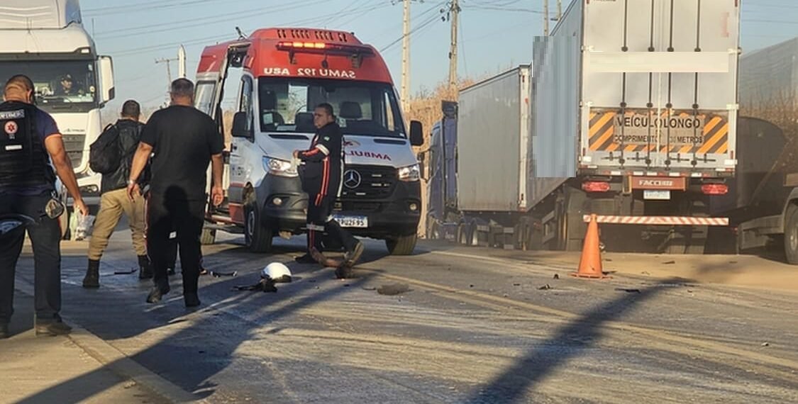 Colisão frontal entre carreta e duas motocicletas deixa dois mortos e um ferido na BR-135, em Barreiras