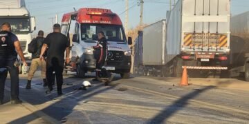 Colisão frontal entre carreta e duas motocicletas deixa dois mortos e um ferido na BR-135, em Barreiras