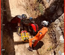 Idoso de 80 anos é resgatado após ficar preso em canal com cinco metros de profundidade na BahiaCaso aconteceu em Barreiras, no oeste do estado. Idoso ficou preso na vala por cerca de 20 horas e apresentava suspeita de lesões na região dos tornozelos.